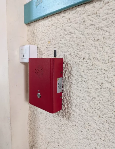 Téléphone d'urgence GSM installé dans une école