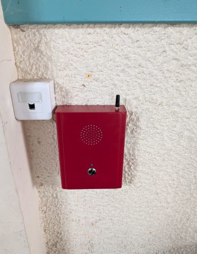 Installation d'un téléphone d'urgence MS 70 dans le hall d'accueil d'une mairie