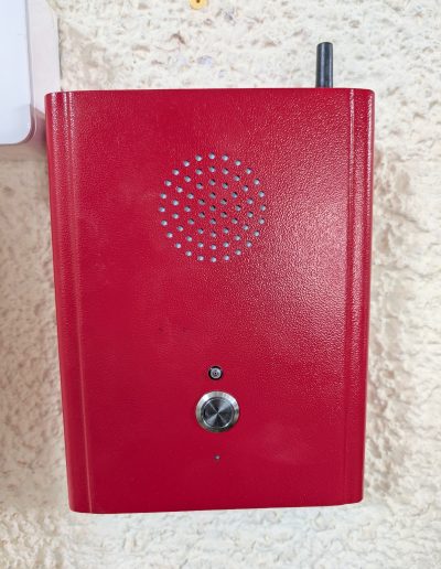 Téléphone de secours ERP GSM avec boîtier rouge anti-vandalisme