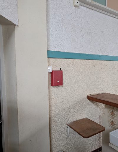 Dispositif d'appel de secours sans fil installé dans les couloirs d'un EHPAD