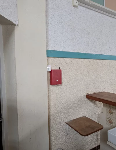 Dispositif d'appel de secours sans fil installé dans les couloirs d'un EHPAD