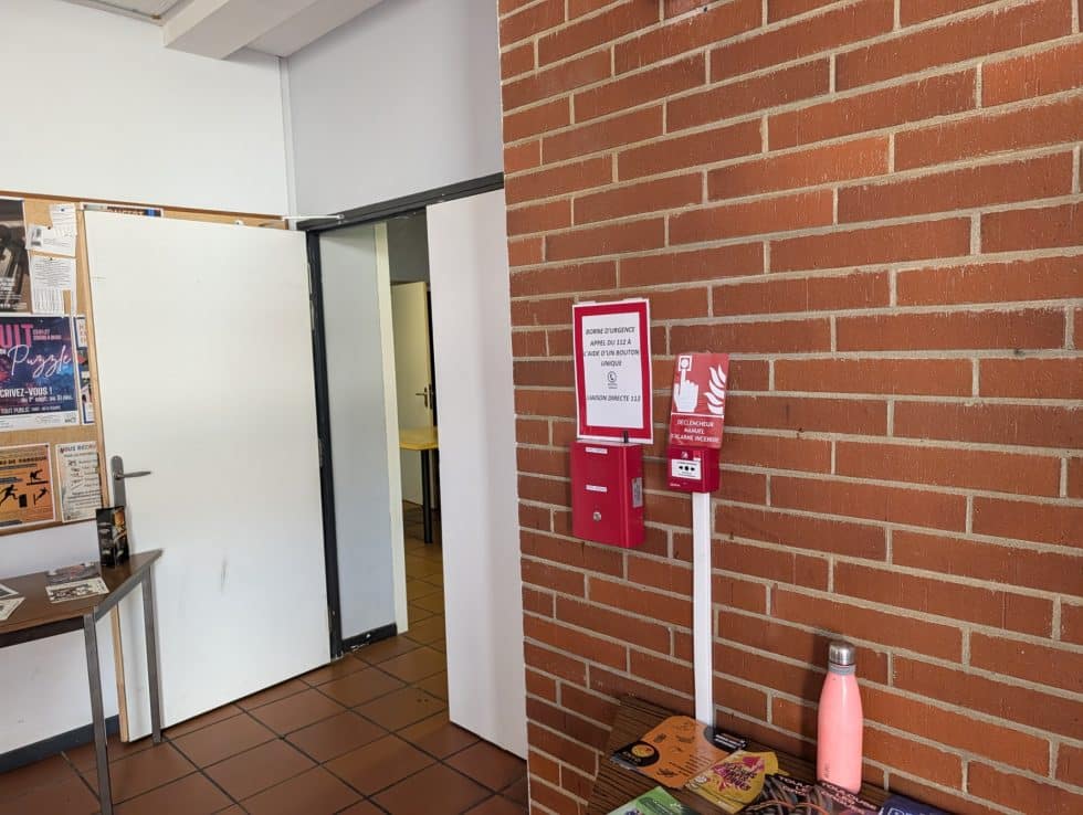 Hall d'un bâtiment communal de Fonsorbes avec la borne d'appel d'urgence GSM 4G et le déclencheur manuel d'alarme incendie
